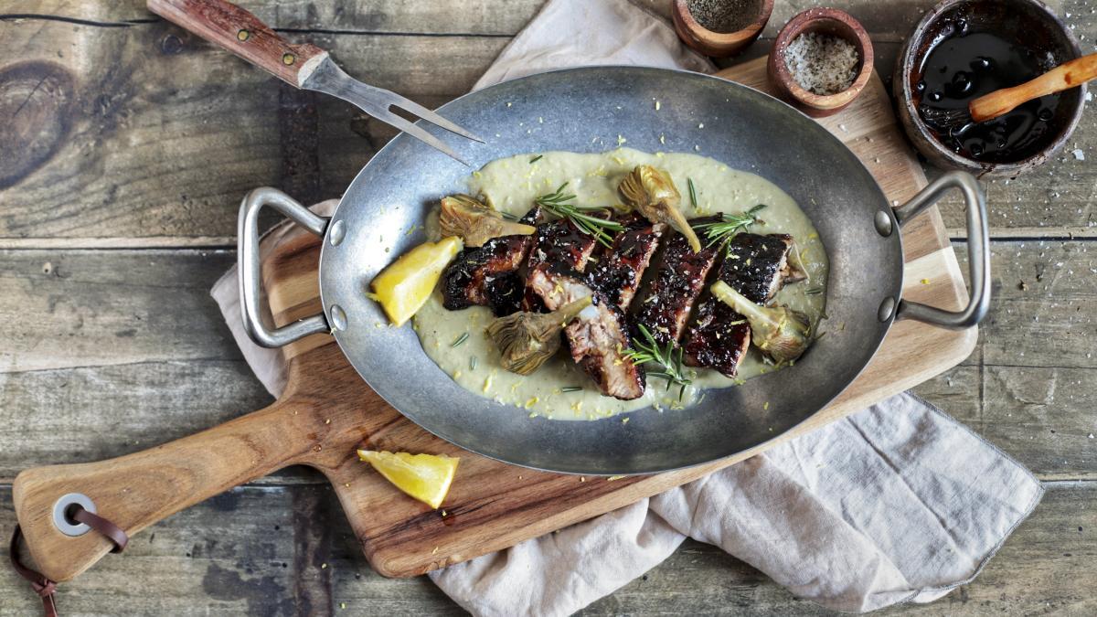 Ubah iga babi menjadi hidangan meleleh dengan miso dan artichoke