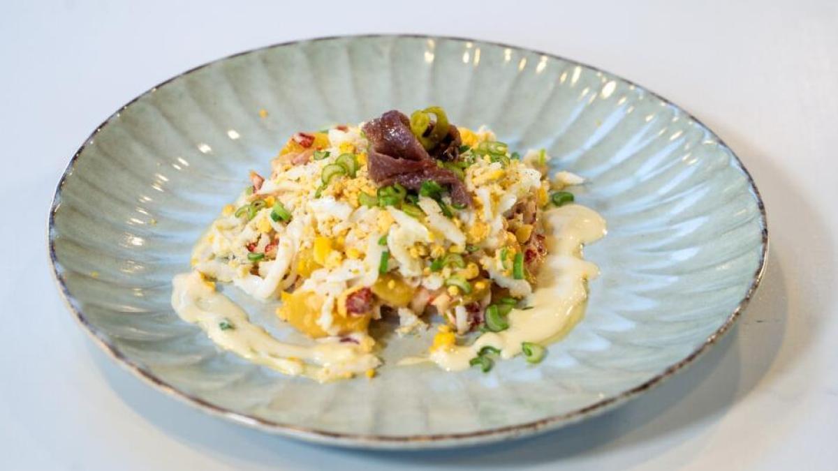Salad kentang dingin dengan mayones kacang-kacangan yang membantu Anda tidur lebih nyenyak
