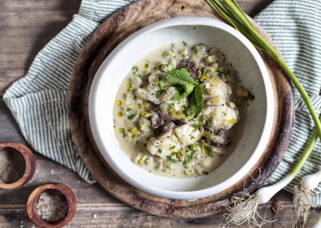 Masak ikan biksu dengan buncis dan sosis hitam dalam rebusan lembut dan aromatik