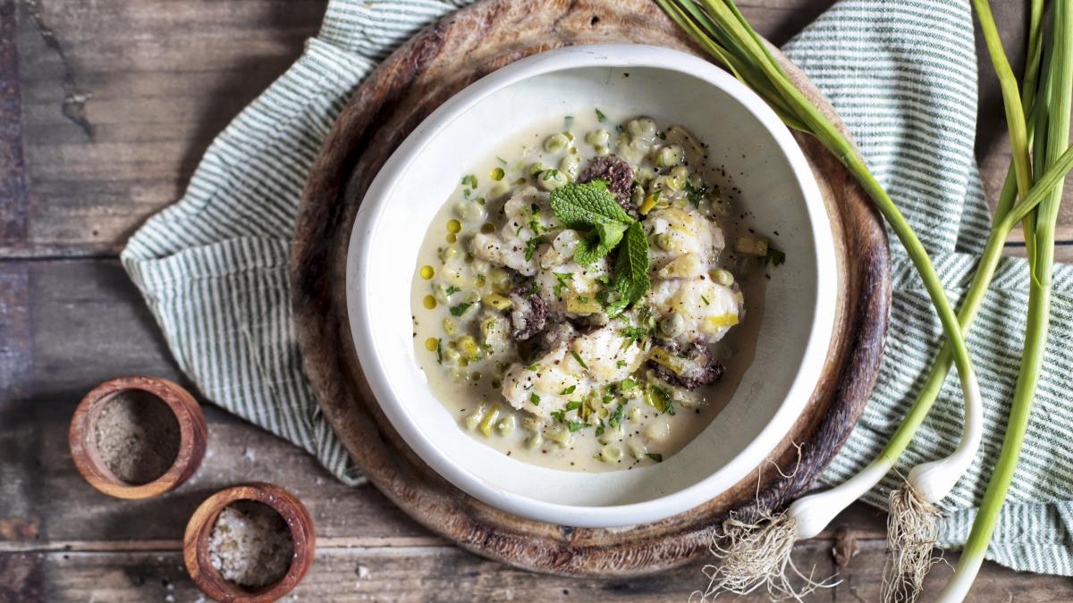 Masak ikan biksu dengan buncis dan sosis hitam dalam rebusan lembut dan aromatik