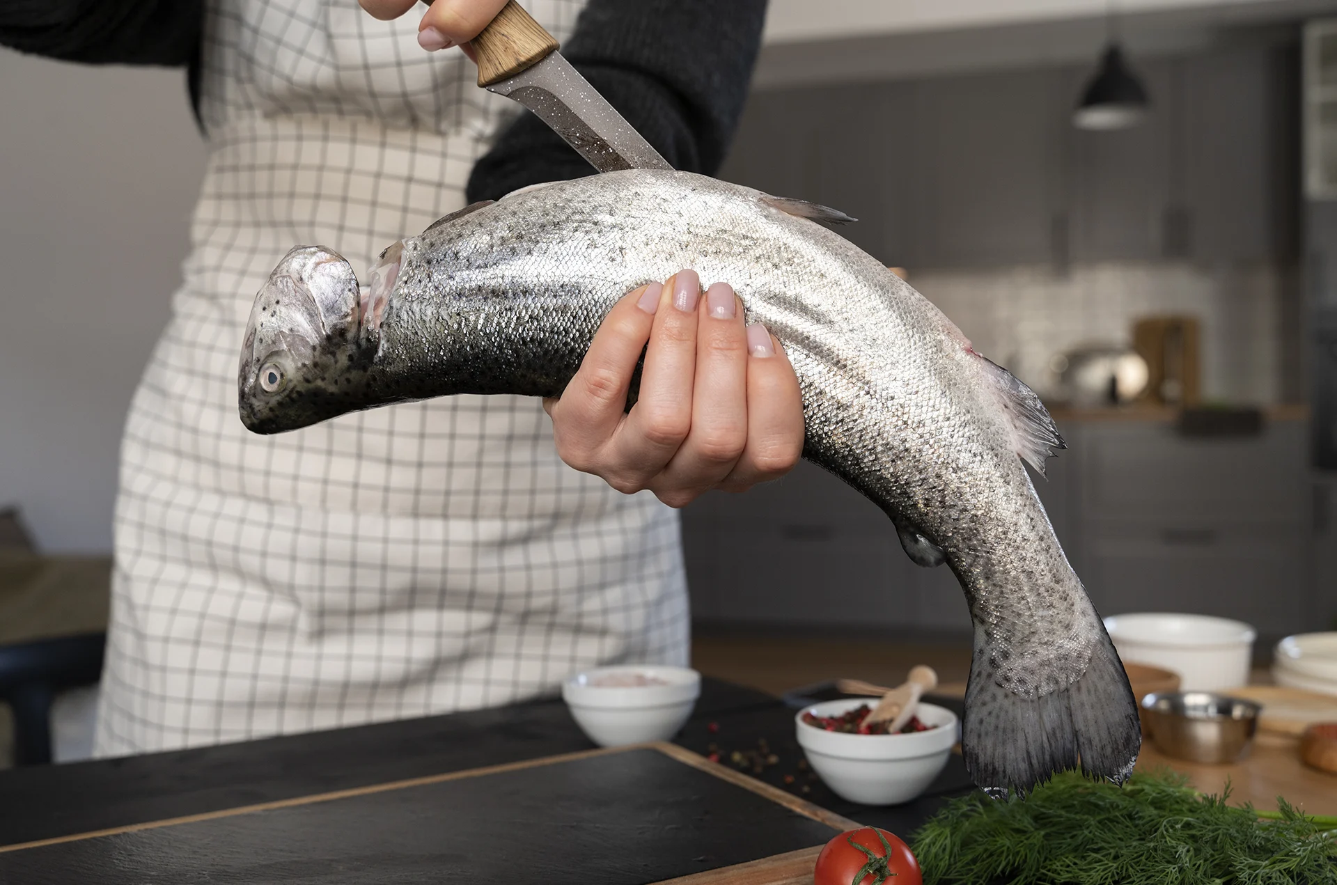 Bagaimana cara menghilangkan bau ikan di dapur?